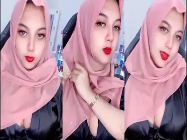 Bokep Jilbab Hijabers Belahan Payudara Montok Live poster