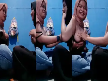 Bokep Jilbab Mainin Toket Teman Saling Remas Kost poster