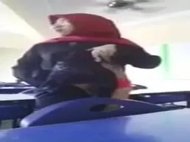 Cam Jilbab Merah Kacamata Pamer Tete Di Kelas poster