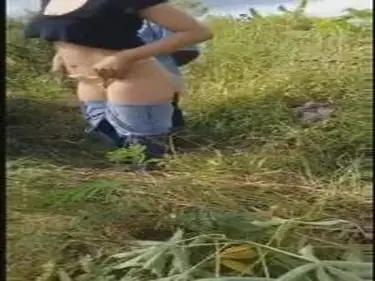 Gadis Cantik Pasrah Goyang Kasur Kebun poster