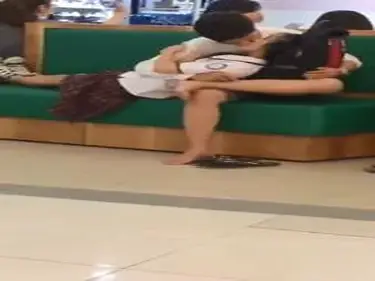 Ngintip Sma Amoy Ciuman Di Kursi Hijau Mall poster