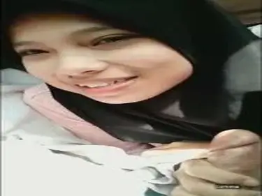 Ukhti Hijab Hitam Cantik Pasrah Servis Kasur Mobil poster
